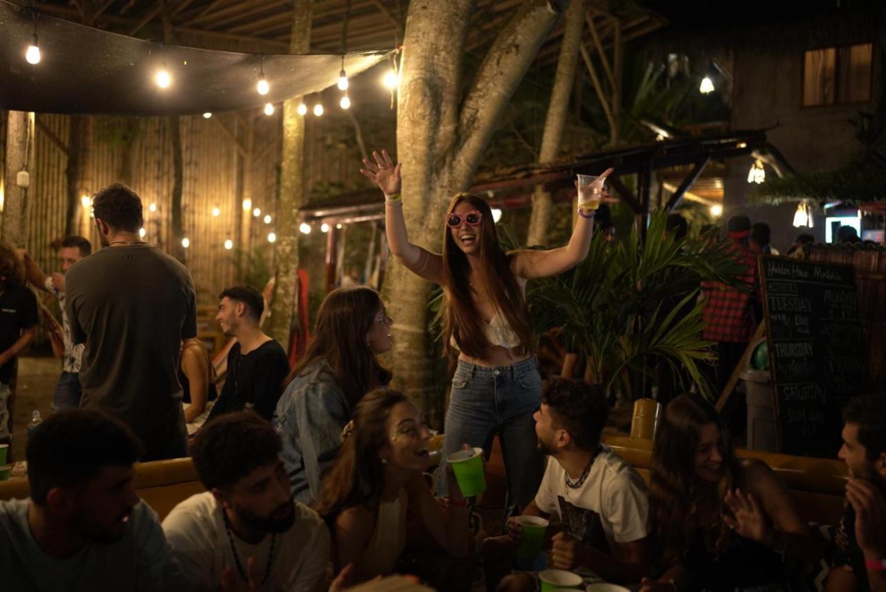 Montañita Hidden House Hostel Party المظهر الخارجي الصورة